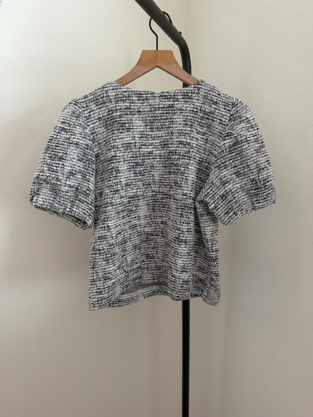 Evereve Cream and Black Textured Short Puff Sleeve Tunic - Picture 6 of 6